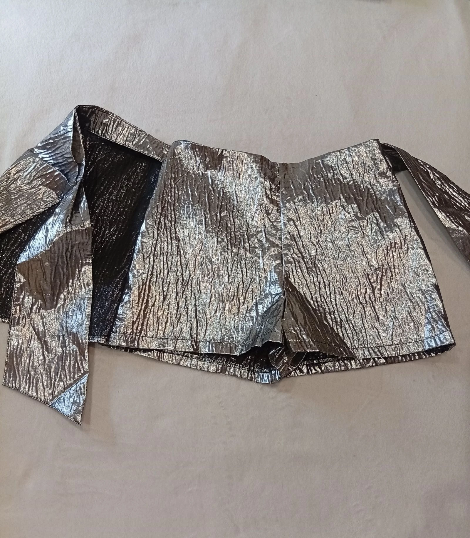 Lindo skort prateado metálico com um elegante laço lateral oversized – photo 5